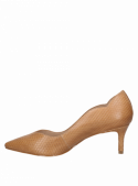 Elegante zapato de mujer en cuero camel, puntera puntiaguda y escote en V, perfecto para un look chic con vestidos o jeans.