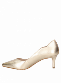 Calzado clásico de vestir dorado en cuero para mujer, con escote en V y diseño sofisticado para un look chic.