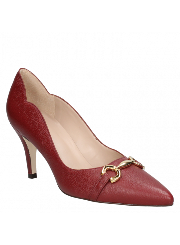Zapato femenino de cuero negro con diseño clásico, ideal para salidas nocturnas y eventos que requieran vestimenta arreglada.