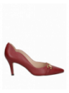 Zapato burdeo de cuero con detalle metálico, estilo elegante y atemporal, combinable con trajes formales.