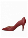 Taco burdeo de cuero para mujer con adorno metálico frontal, perfecto para looks clásicos y sofisticados.
