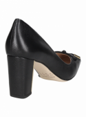 Zapato de vestir de cuero negro para mujer, perfecto para combinar con trajes sastre o vestidos de cóctel.