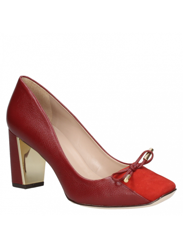 Zapato de cuero negro para mujer, mezcla de estilo clásico y moderno, con lazo y detalles metálicos llamativos.