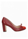 Zapato de vestir femenino en cuero burdeo, tacón alto y lazo moderno, ideal para trajes sastre o vestidos de cóctel.