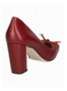 Elegante zapato de cuero burdeo con lazo y detalles metálicos, perfecto para cenas elegantes y reuniones.