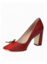 Zapato de mujer en cuero burdeo con diseño clásico, tacón ancho y alto, ideal para eventos formales.