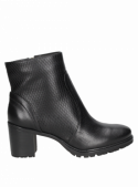 Botín elegante de cuero negro con detalles contemporáneos, combinando estabilidad y estilo con su tacón moderado.