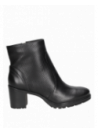 Botín elegante de cuero negro con detalles contemporáneos, combinando estabilidad y estilo con su tacón moderado.