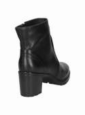Botín de cuero negro con suela dentada, ideal para ocasiones semi-formales e informales.