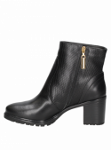 Botín casual de cuero negro con tacón grueso, ideal para un look urbano y chic, perfecto para jeans o faldas midi.