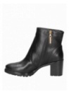Botín casual de cuero negro con tacón grueso, ideal para un look urbano y chic, perfecto para jeans o faldas midi.