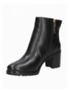 Botín negro de cuero para mujer, elegante, con patrón de rombos y cierre lateral para mayor comodidad.