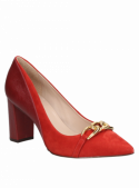 Zapato elegante rojo de cuero para mujer, adecuado para reuniones o cenas formales, aportando modernidad y distinción.