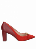 Zapato de cuero rojo para mujer, versátil para eventos formales o casual-chic, con adorno frontal distintivo.