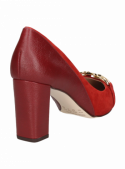 Calzado femenino rojo de cuero, perfecto para trajes sastre o vestidos elegantes, con talón estructurado.