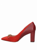 Zapato de vestir rojo de cuero para mujer, con detalle metálico frontal, mezcla de estilo clásico y contemporáneo.