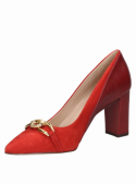 Zapato de mujer rojo de cuero, ideal para ocasiones formales, con diseño elegante y sofisticado, acabado en punta.