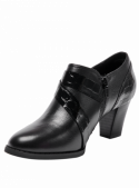 Zapato casual de cuero negro para mujer, versátil y elegante para el día a día.