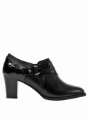 Elegante zapato de cuero negro para mujer, ideal para ocasiones formales y laborales.
