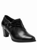 Zapato negro de cuero para mujer, estilo casual con taco bloque y punta puntiaguda.