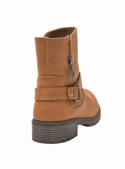 Botín camel de mujer, tendencia street style, con detalles metálicos y suela resistente para climas fríos.