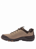 Zapatilla resistente de cuero taupe, con ojales reforzados y cordones para un ajuste firme en actividades al aire libre.