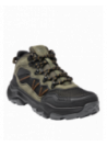 Botín verde de estilo outdoor para hombre, ideal para trekking, con diseño robusto y detalles en zigzag.
