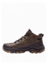 Calzado outdoor marrón para hombre, adecuado para senderismo y excursiones, combina con jeans o ropa deportiva.