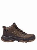 Calzado masculino marrón para exteriores, suela gruesa y tracción para estabilidad en terrenos irregulares.