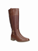 Bota de cuero café para mujer con diseño elegante y clásico, detalle de correa ajustable con hebilla y adornos metálicos.