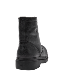 Botín minimalista de hombre en cuero negro, ofrece soporte al tobillo, combinable con pantalones cargo o mezclilla.