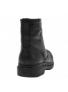 Botín minimalista de hombre en cuero negro, ofrece soporte al tobillo, combinable con pantalones cargo o mezclilla.