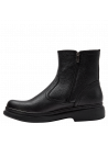 Calzado de cuero negro para hombre con suela gruesa, perfecto para actividades al aire libre y uso urbano diario.