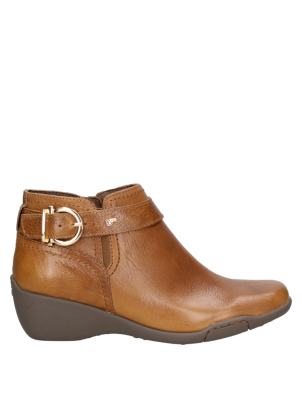 Botín Harmony Mujer Botín color camel, diseño minimalista, complemento ideal para un look casual en la oficina.