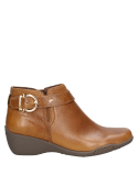 Botín camel de mujer, estilo urbano con hebilla metálica, combina comodidad y sofisticación.