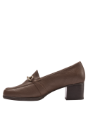 Mocasín marrón de mujer, taco bajo y ancho, cómodo para trabajo y eventos sociales.