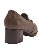 Calzado de cuero 100% marrón, con motivo frontal de escamas, combina lo atemporal con detalles modernos y sofisticados.
