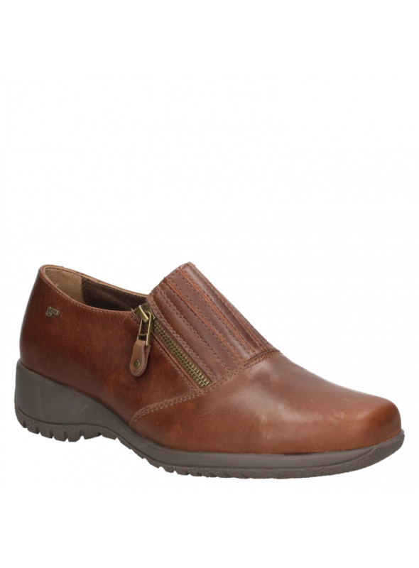 Zapato negro de cuero para mujer con banda elástica sobre el empeine, ideal para un estilo casual y urbano.