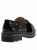 Zapato de cuero negro para mujer, estilo casual con suela robusta de plataforma, ideal para estabilidad y comodidad diaria.
