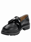 Zapato mocasín negro de cuero para mujer con diseño elegante, cadena decorativa en el empeine y acabado liso contemporáneo.