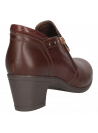 Calzado botín marrón de cuero femenino, ideal para combinar con jeans o faldas para un estilo casual y elegante.