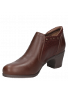 Botín marrón de cuero para mujer con diseño moderno y elegante, cierre lateral con cremallera y relieve de reptil.