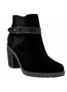 Calzado de cuero gamuzado negro, ideal para mujeres que buscan versatilidad y estilo en un botín casual chic.
