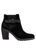 Botín femenino negro con suela de ligero relieve, diseñado para mejorar la tracción y aportar comodidad al caminar.