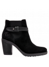 Botín femenino negro con suela de ligero relieve, diseñado para mejorar la tracción y aportar comodidad al caminar.