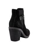 Diseño sofisticado de botín negro de cuero, perfecto para un look chic y práctico en un entorno urbano.