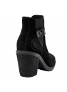 Diseño sofisticado de botín negro de cuero, perfecto para un look chic y práctico en un entorno urbano.