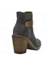Botín de mujer en cuero gamuzado gris, ideal para un estilo urbano chic, con suela de relieve ligero para mejor tracción.