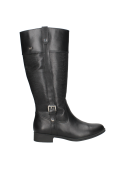 Bota de cuero negro para mujer, diseño atemporal con hebilla, ideal para paseos urbanos en otoño o invierno.