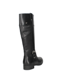Bota negra de cuero casual con adornos metálicos y costuras visibles, ideal para eventos casuales o nocturnos.